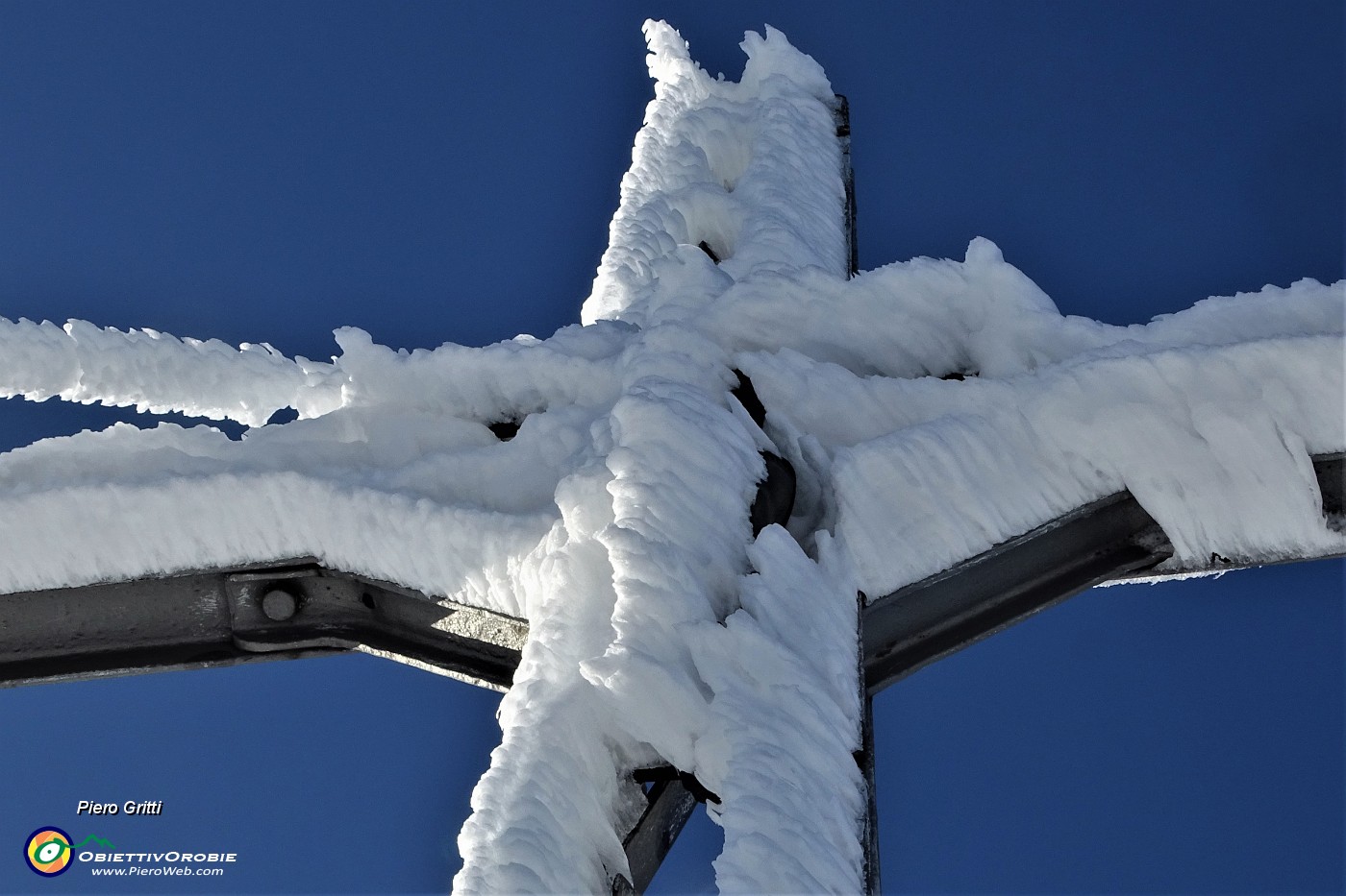 62 La croce e il Cristo Crocifisso di bainco vestiti !.JPG